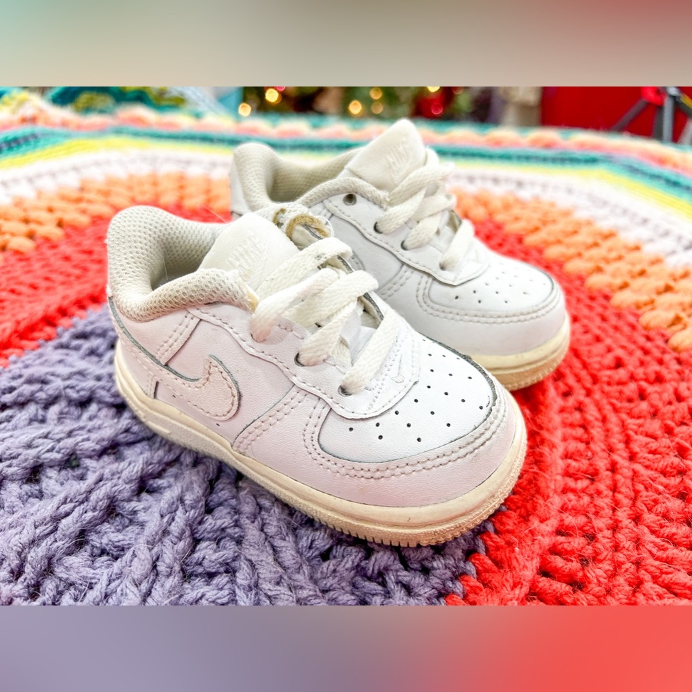 Nike air forces size 4c baby girl/boy shoes. Cream and white color way.